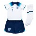 Baby Fußballbekleidung England John Stones #5 Heimtrikot WM 2022 Kurzarm (+ kurze hosen)